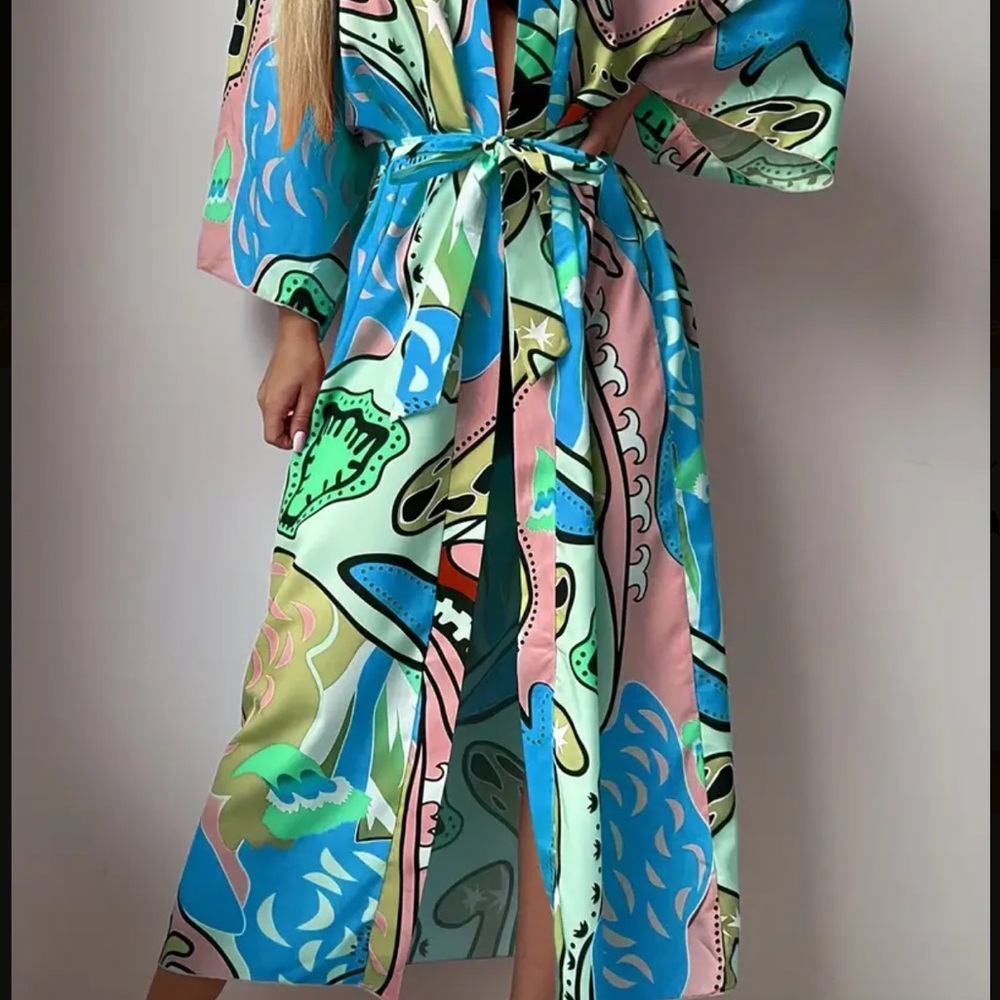 NWT Womens Stylish Kimono Robe with Vibrant Belt Beach Cover-Up - Picture 2 of 5